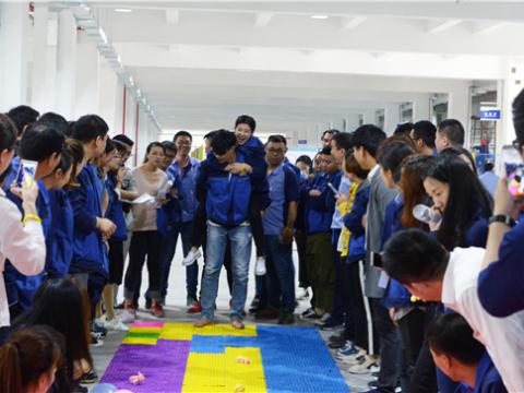 坚贞立志，，，，，，永葆精神，，，，，，勇猛领先，，，，，，不负青春